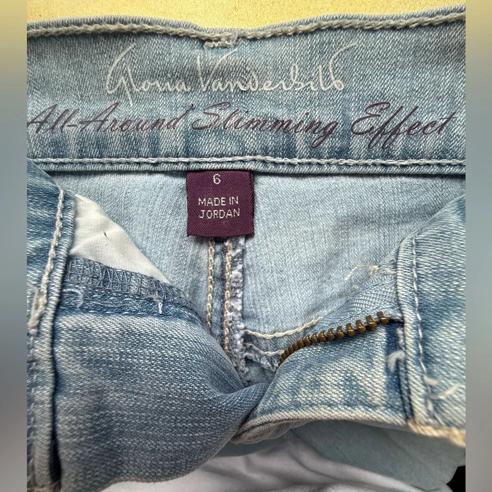 EUC Gloria Vanderbilt Amanda All-Around Slimming Effect Embellished Crop Jeans - Picture 7 of 9